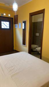 a bedroom with a bed and a bathroom with a toilet at Alloggio turistico in Capodimonte
