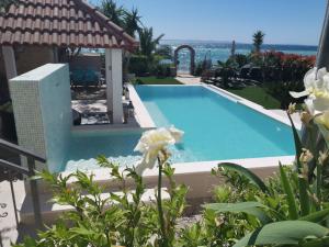 uma piscina com vista para o oceano em Villa Maris- beachfront villa with exclusive pool em Podstrana