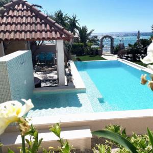 Bazén v ubytovaní Villa Maris- beachfront villa with exclusive pool alebo v jeho blízkosti