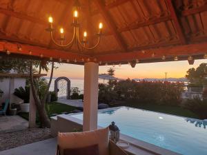 Bazén v ubytovaní Villa Maris- beachfront villa with exclusive pool alebo v jeho blízkosti