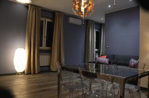 ein Wohnzimmer mit einem Glastisch und einem Sofa in der Unterkunft Luxury Bellevue Centro Città in Pescara