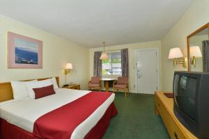 Postel nebo postele na pokoji v ubytování Travelodge by Wyndham Mackinaw City