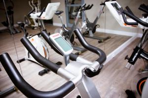 a group of exercise bikes in a gym at Hotel Nowy Dwór Elizy blisko Sky Bridge in Długopole-Zdrój