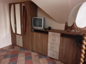 a small television sitting on a shelf in a room at Gabi Szálló I. in Poroszló