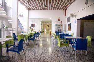 een eetkamer met tafels en stoelen in een gebouw bij Hotel Mall Santana Del Río in La Dorada