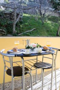 - une table avec des verres de vin et de la nourriture dans l'établissement Pagu Pagu de Paradisu - A little bit of paradise, à Gàiro SantʼElena