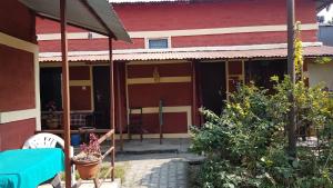 Un balcón o terraza en Gurkha Lodge