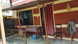 Un balcón o terraza en Gurkha Lodge