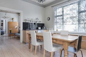TV a/nebo společenská místnost v ubytování Sudurgata - Authentic Reykjavik Style Apartment