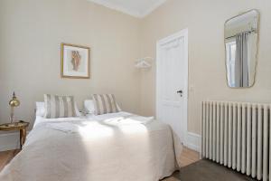 Postel nebo postele na pokoji v ubytování Sudurgata - Authentic Reykjavik Style Apartment