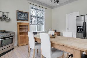 Kuchyň nebo kuchyňský kout v ubytování Sudurgata - Authentic Reykjavik Style Apartment