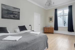 Postel nebo postele na pokoji v ubytování Sudurgata - Authentic Reykjavik Style Apartment