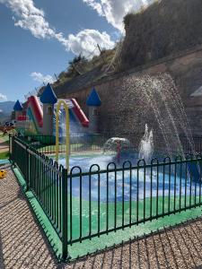 een zwembad met een waterpark met een waterglijbaan bij Stella Alpina in Rimplas
