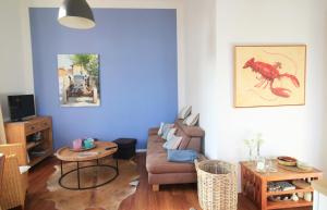 una sala de estar con un sofá y una mesa en Villa Hintze Wohnung 9, en Heringsdorf