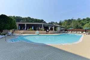 una gran piscina frente a un edificio en Holiday Inn Washington D.C. - Greenbelt Maryland, an IHG Hotel, en Greenbelt