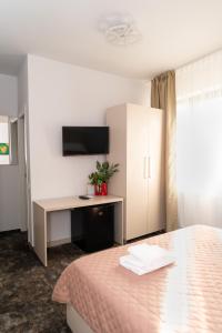 TV a/nebo společenská místnost v ubytování FOREST M,Constanta