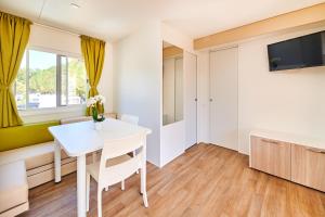 Telewizja i/lub zestaw kina domowego w obiekcie Camping Stella Maris Mobile Homes