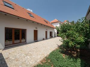 un patio vacío de un edificio blanco con techo rojo en Penzion Andel Šatov, en Šatov