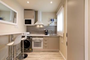 A kitchen or kitchenette at Chic Gran Via Apartment