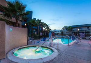 uma piscina com escorrega num resort em Holiday Inn Oceanside Marina Camp Pendleton, an IHG Hotel em Oceanside