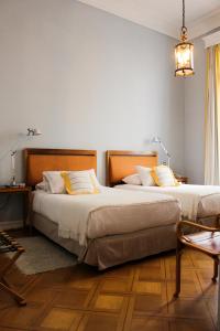 2 camas en una habitación con 2 mesas y 2 lámparas en Zero Hotel, en Valparaíso