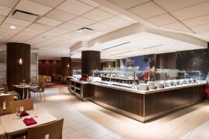 a restaurant with a bar with tables and chairs at Holiday Inn Washington Capitol - Natl Mall by IHG in Washington, D.C. +132 photos