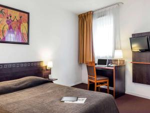 Llit o llits en una habitació de Aparthotel Adagio Access Paris Porte De Charenton