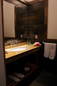 Een badkamer bij Zero Hotel