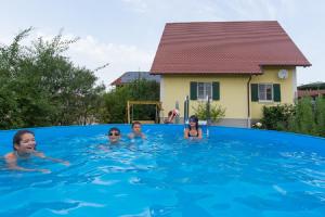 Ferienhof Lecheler tesisinde veya buraya yakın yüzme havuzu