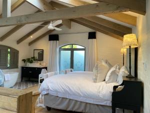 A bed or beds in a room at La Maison du Bonheur