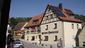 un edificio con paneles solares en su lateral en Gasthaus Tauberstube, en Rothenburg ob der Tauber