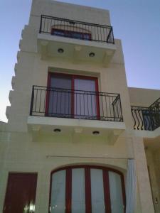 un edificio con balconi sui lati di Mgarr Waterfront Cosy Apartment 2 by Ghajnsielem Gozo a Mġarr