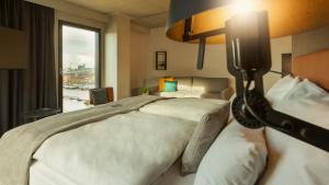 Postel nebo postele na pokoji v ubytování Holiday Inn - the niu, Fender Amsterdam
