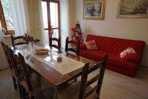 salon ze stołem i czerwoną kanapą w obiekcie B&b In Piazza - San Gemini - Umbria w mieście San Gemini +2 zdjęcia