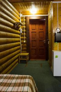 ガリャーチ・クリュチにあるПоместье Холодный Ручейの木の壁の部屋