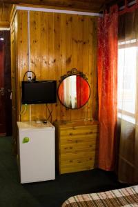 ガリャーチ・クリュチにあるПоместье Холодный Ручейのベッドルーム(テレビ、ドレッサー、鏡付)