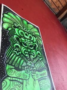 ein Skateboard mit einem grünen Drachen drauf. in der Unterkunft Hostal mandala Evelyn in El Pacífico