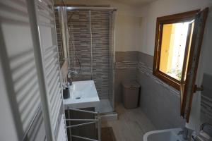 uma pequena casa de banho com um lavatório e um chuveiro em B&b In Piazza - San Gemini - Umbria em San Gemini