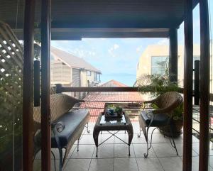 een patio met een tafel en stoelen op een balkon bij Green​ house​ Samui in Bophut 