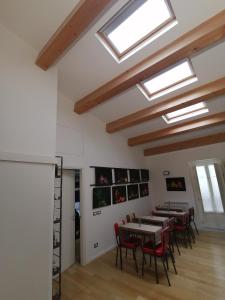 - une salle à manger avec des tables, des chaises et des lucarnes dans l'établissement Ballarooms B&B Palermo Centro, à Palerme