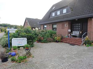 a house with a sign in front of it at La Casa Ferienwohnung Schauinsland in Steinberg