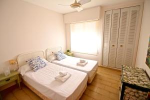 2 camas en una habitación con ventana en Apartamento Mistral Beach, en El Campello