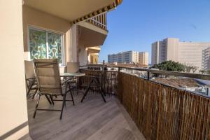 - Balcón con sillas y mesa en el balcón en Santa Amalia 18 by IVI Real Estate, en Torremolinos
