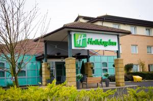 Un cartel de hotel frente a un edificio en Holiday Inn Darlington - NORTH A1M, JCT.59 by IHG, en Darlington