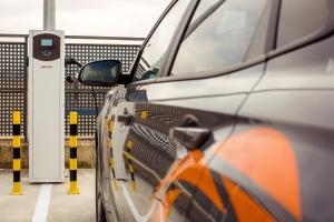 een auto geparkeerd voor een parkeermeter bij Hotel Villa De Cárcar in Cárcar