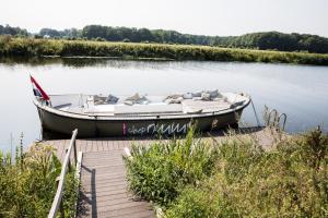 Výhled na řeku, která protéká v blízkosti hotelu