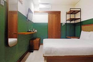 Uma cama ou camas num quarto em Liberta Malioboro South