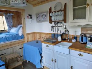 Kuchyň nebo kuchyňský kout v ubytování The Old Mill Shepherds Hut + 36 fotografií