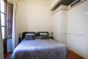 Een bed of bedden in een kamer bij BYPILLOW Cluc Begur