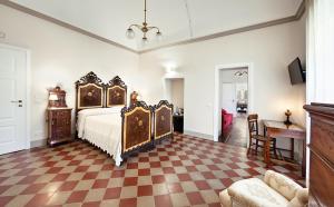 una camera con un letto e un pavimento a scacchi di Epoca - Camere con stile a Ragusa